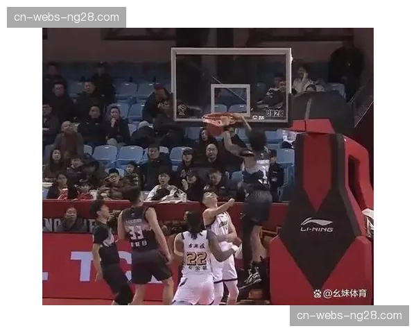 终场哨响，吉林东北虎老将钟诚拥抱队友，完成职业生涯常规赛最后一舞