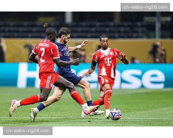 特写:拜仁主帅场边暴怒,因不满裁判未判罚点球