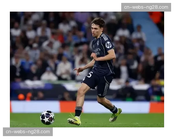 特写:点球罚失后,深圳队外援蒂亚戈低头不语 特写:点球罚失后,深圳队外援蒂亚戈低头不语