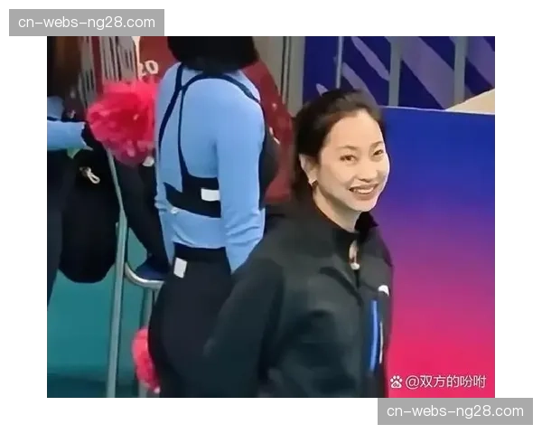 某球迷手持自制“效率值计算器”现场观赛，引发网络热议